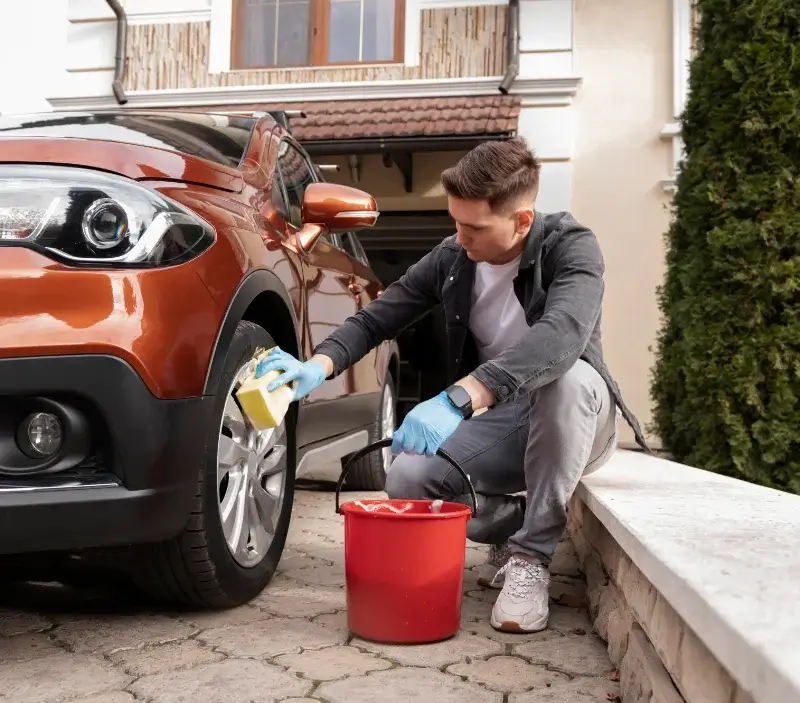 Lavage auto à domicile Saint-Germain-de-Montbron : professionnel intervenant sur un véhicule